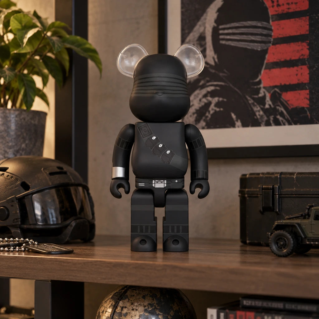 400% Bearbrick - Snake Eyes (G.I. JOE) | This statue, on a shelf displayed or in a living room.